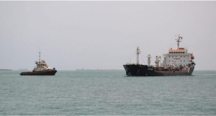 Merr flakë anija në Detin e Kuq, goditet nga rebelët Houthi