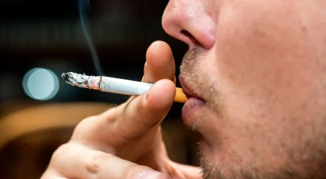 STUDIMI: Pirja e duhanit shkakton edhe tkurjen e trurit
