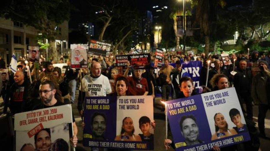 Qindra vetë protestojnë në Tel Aviv pasi ushtria izraelite vrau gabimisht tri pengje