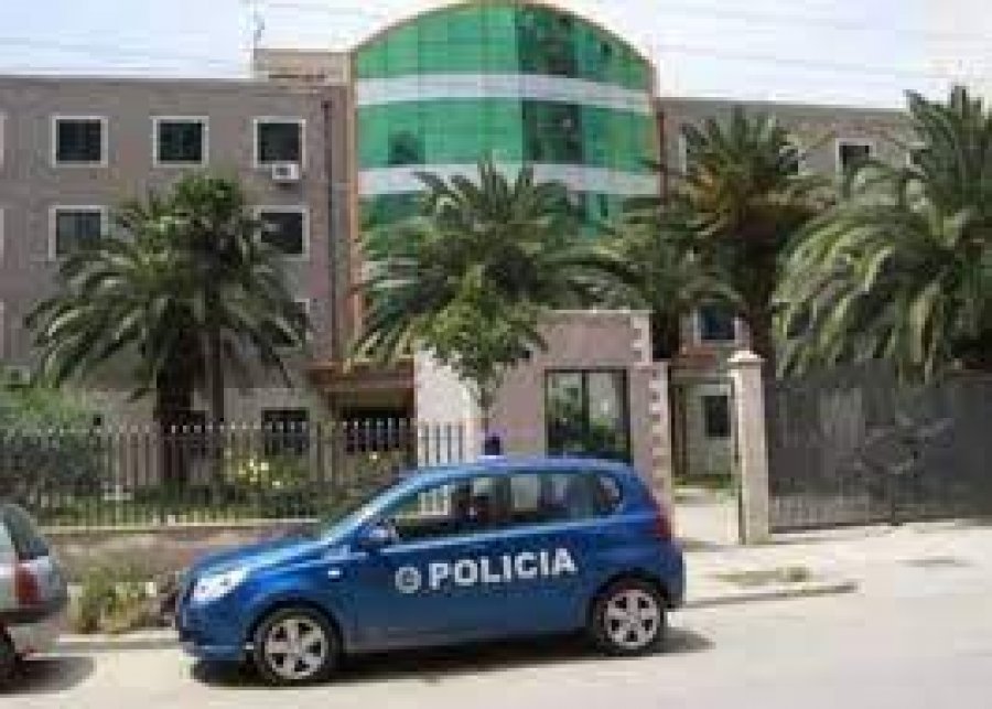 Emri/ Kanoste përmes celularit për t’i dhënë para, arrestohet 25-vjeçari në Durrës