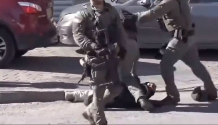Video/ Jerusalem, momenti tronditës kur policia izraelite sulmon dhe rreh keq një fotoreporter të Anadolu
