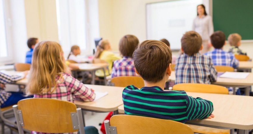 Fillimi i vitit shkollor – Nagavci sot viziton dy shkolla në Prishtinë, pesë prej tyre përqafojnë mësimin gjithëditor