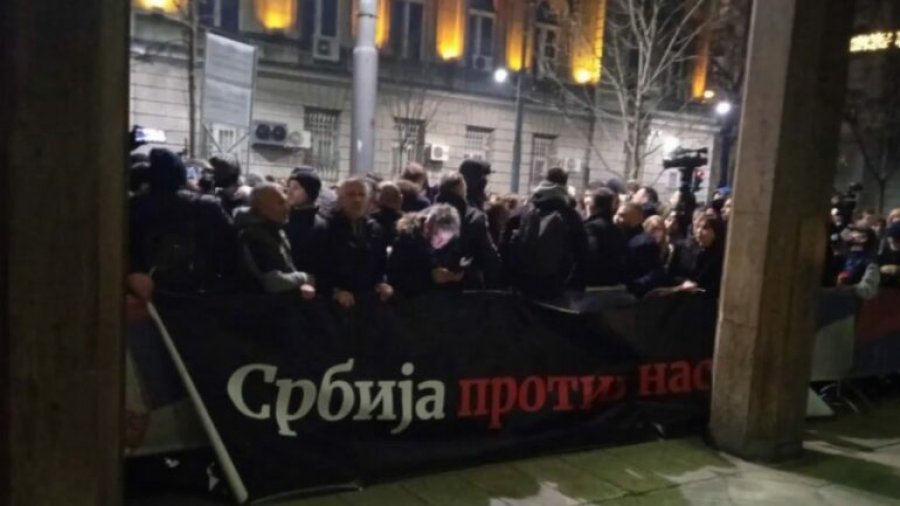 Opozita serbe konteston rezultatin e zgjedhjeve në Beograd, fillojnë protestën dhe grevë urie