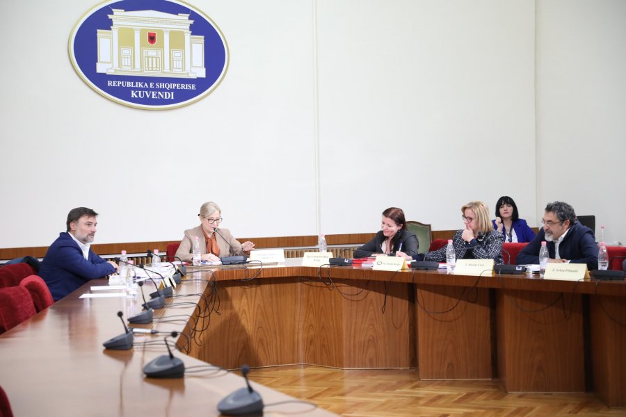 Alibeaj shkel mbi gjakun dhe vuajtjet e ish të përndjekurve dhe bëhet bashkë me persekutorët