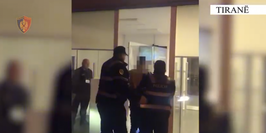 Qëlloi me kallashnikov pranë banesës së të afërmve të tij, arrestohet 27-vjeçari në Tiranë