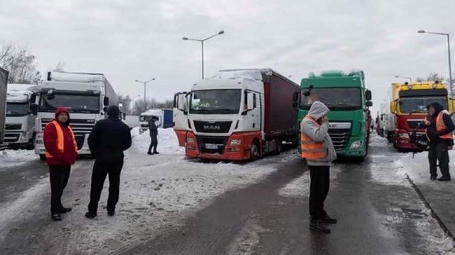 Poloni, kamionistët rifillojnë bllokadën kufitare me Ukrainën