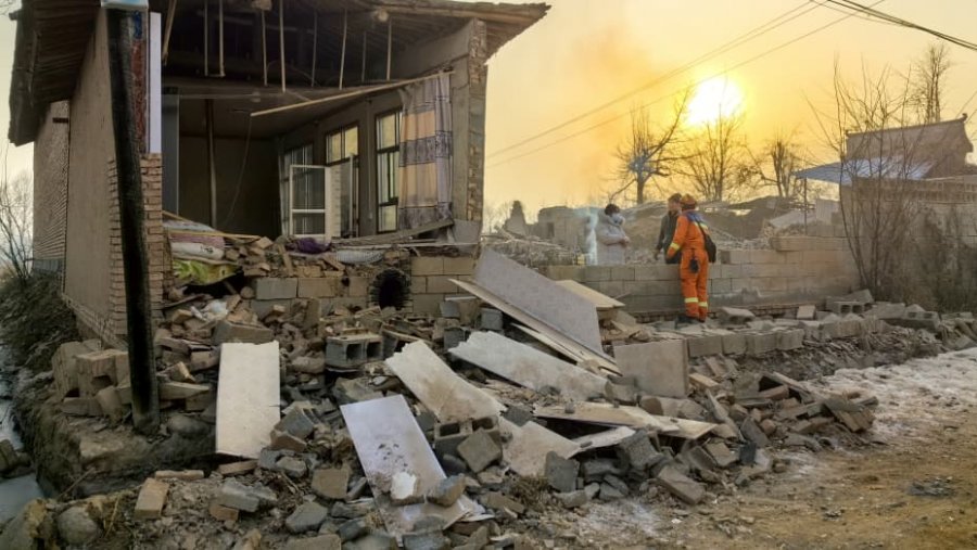Një tërmet 6.2 ballë vret 118 persona në Gansu të Kinës, përpjekje për shpëtim në minus 13°C