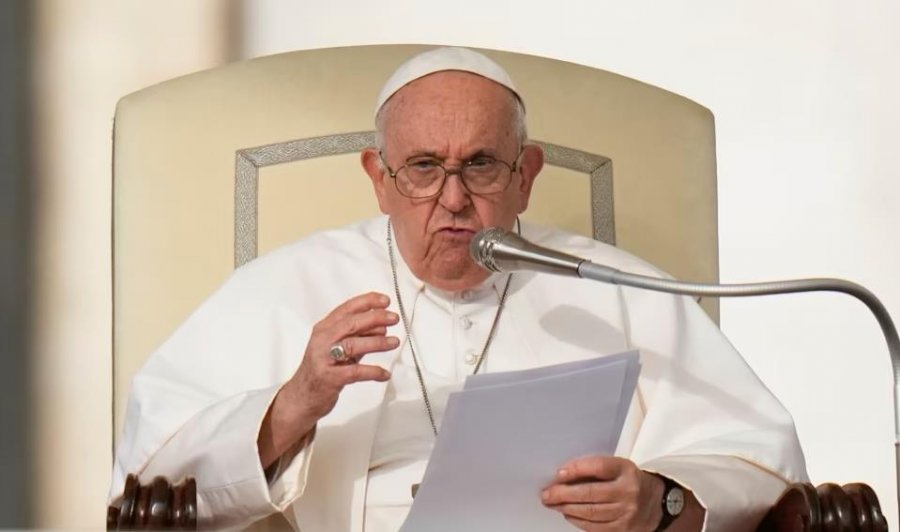 VOA/ Ndikimi i vendimit të Papës për të bekuar bashkimin e çifteve me gjini të njëjtë