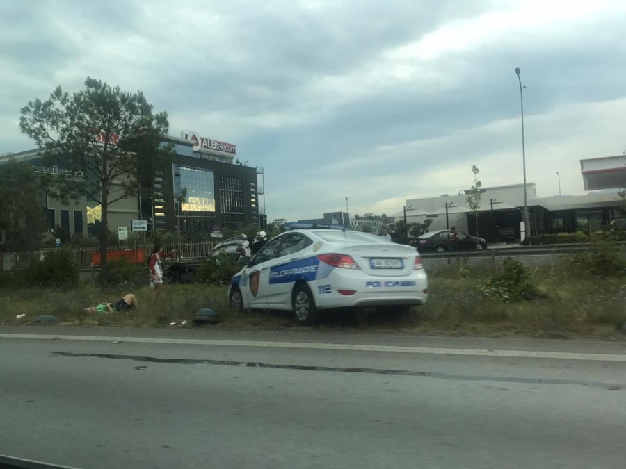 Aksident i rëndë në autostradën Tiranë-Durrës, përplasen 5 makina, njëra bie në kanal
