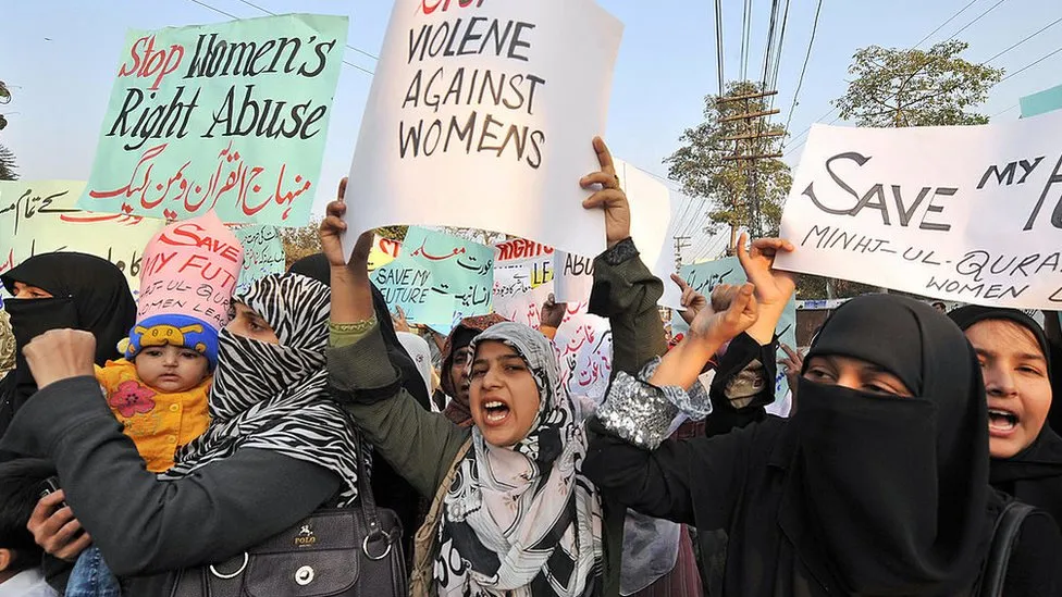‘Vranë vajzën për çështje nderi’/ Gjykata italiane dënon prindërit pakistanez me burgim të përjetshëm