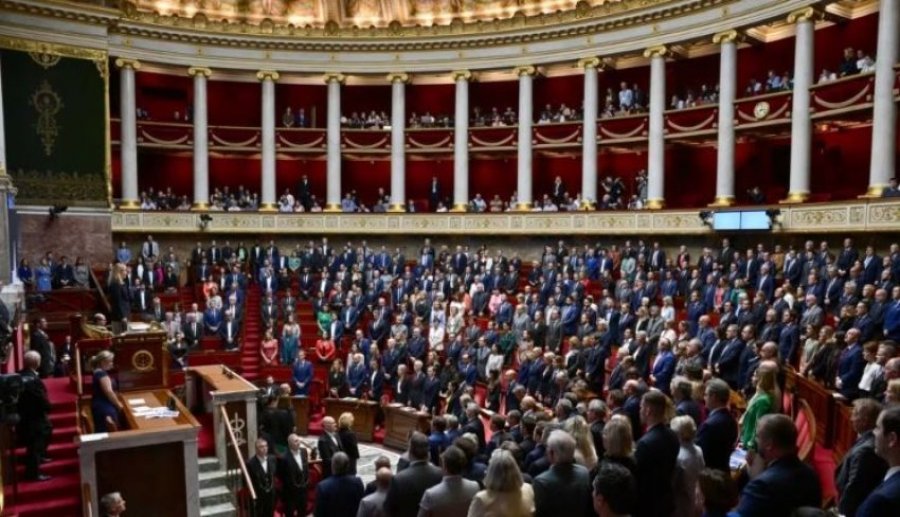 Parlamenti francez e miraton ligjin kontrovers për migrimin