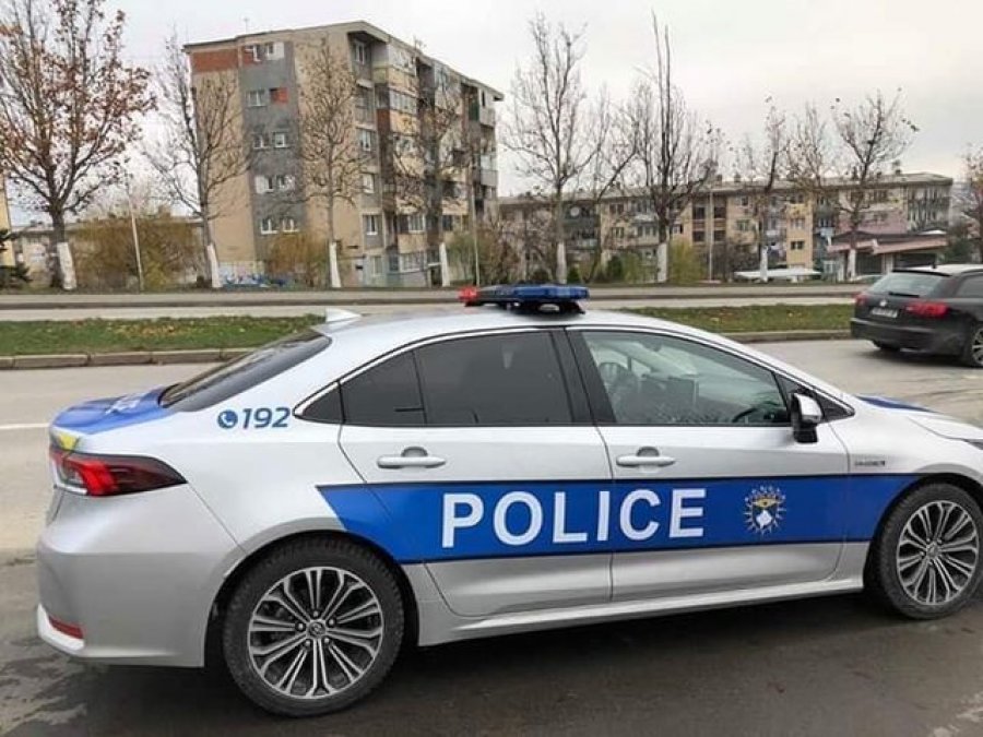 Një person tenton të përplasë me makinë policin në veri të Mitrovicës