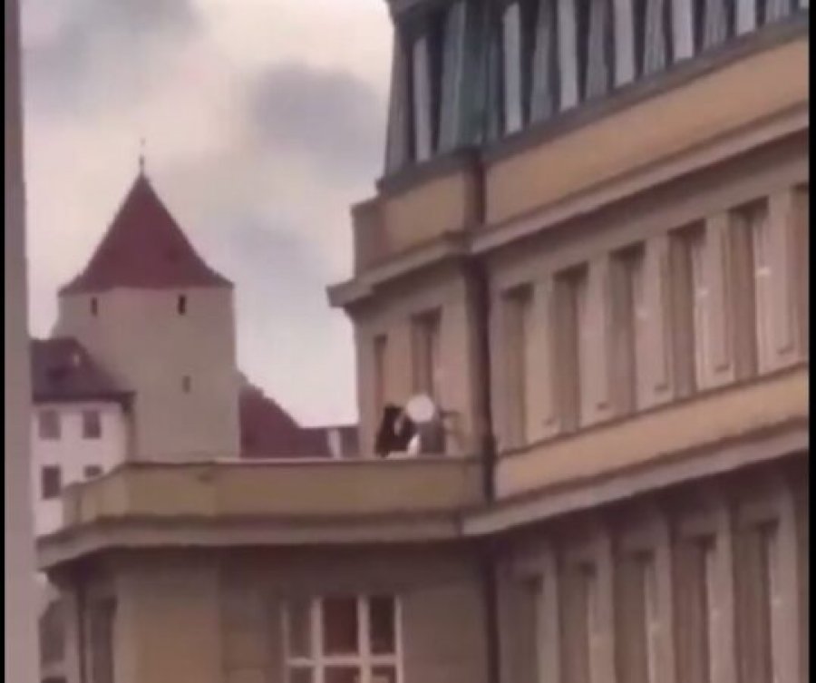 Pamje tmerri/ Studentët e Universitetit të Arteve në Çeki hidhen nga ballkoni në panik nga vrasësi me snajper