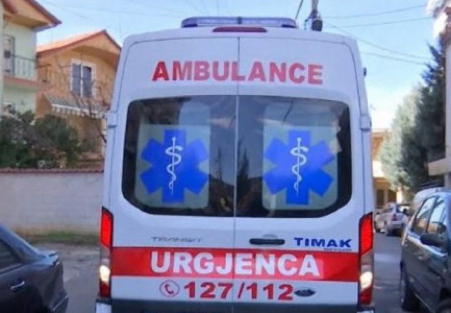 Makina përplas një të mitur në Vlorë, 8-vjeçari transportohet me urgjencë në spital
