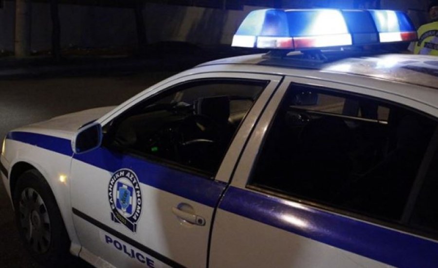 Sherr masiv mes shqiptarëve dhe një grupi romësh në Athinë, plagoset polici grek