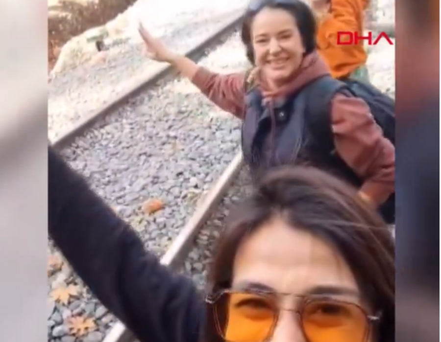 Po bënte ‘selfie’ me shoqet, momenti kur treni godet gruan turke