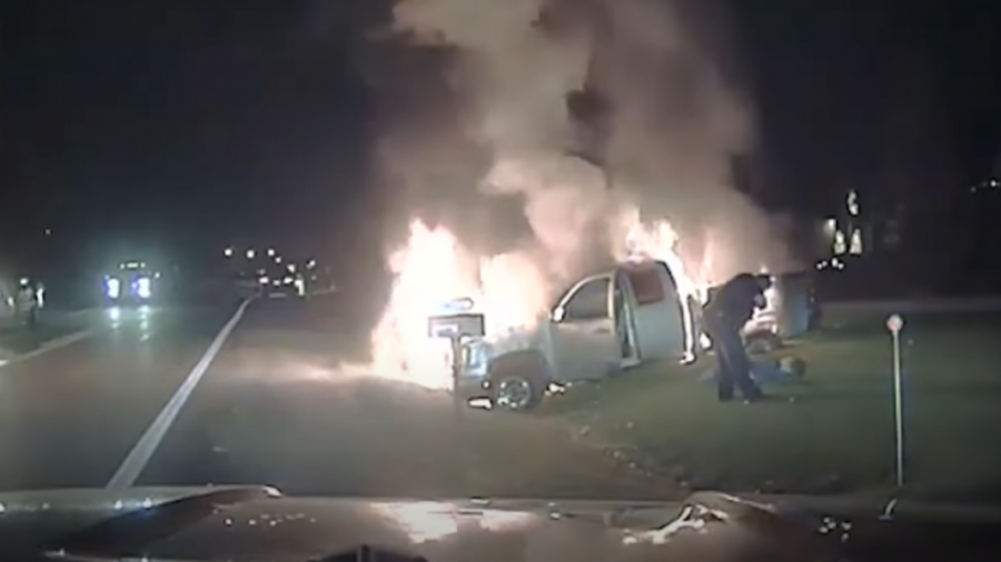 Oficeri amerikan nxori heroikisht një të moshuar e cila mbeti e bllokuar në një makinë të përfshirë nga zjarri