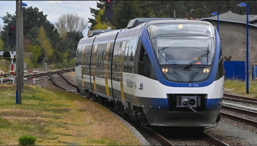 Makinisti gjerman ‘harroi’ disa vagonë të trenit, lë 80 pasagjerë që udhëtonin drejt Polonisë