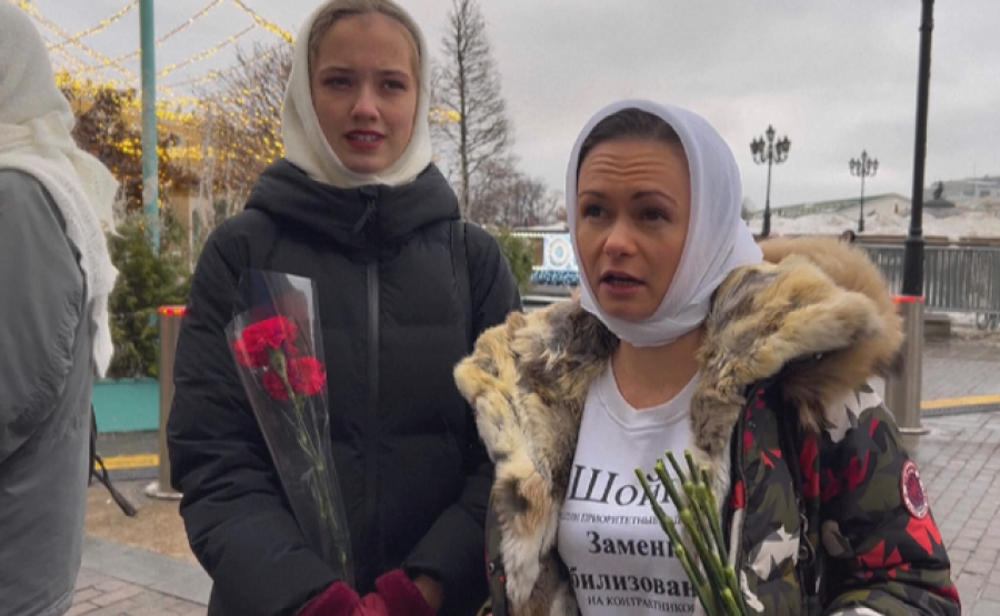 Gratë e ushtarëve rusë kërkojnë kthimin e burrave nga lufta, vënë lule në Murin e Kremlinit