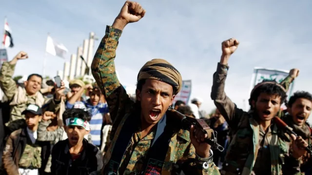 BBC: Kush janë rebelët Houthi dhe pse po sulmojnë anijet e Detit të Kuq?