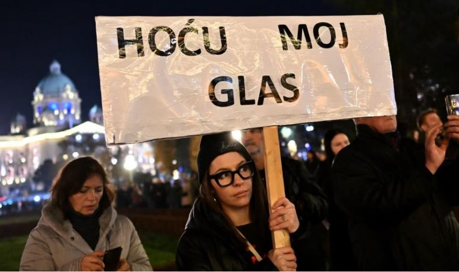 Manipuloi zgjedhjet/ Vuçiç ndjen presionin ndërkombëtar: Opozita në Serbi t'i jap fund grevës së urisë
