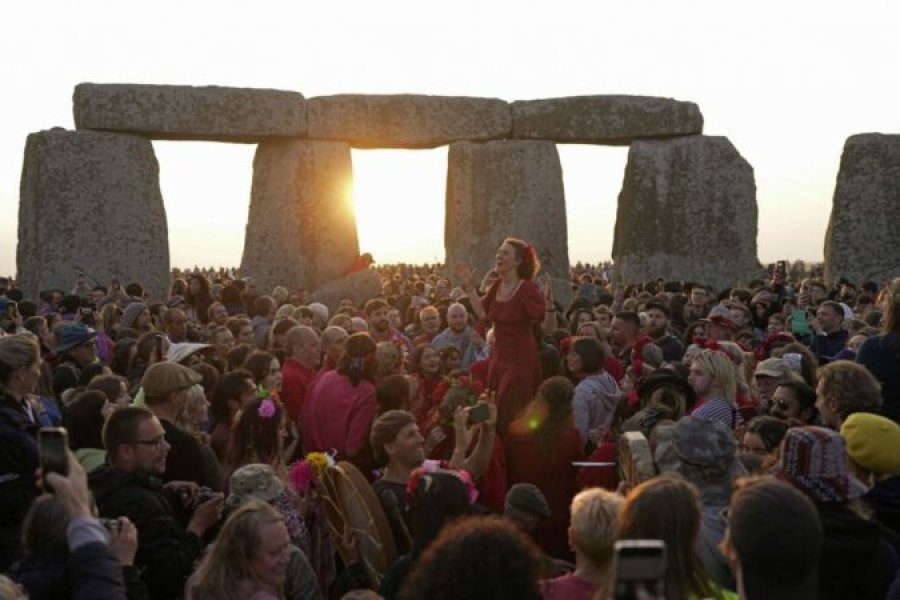 Mijëra persona presin solsticin e dimrit në Stonehenge