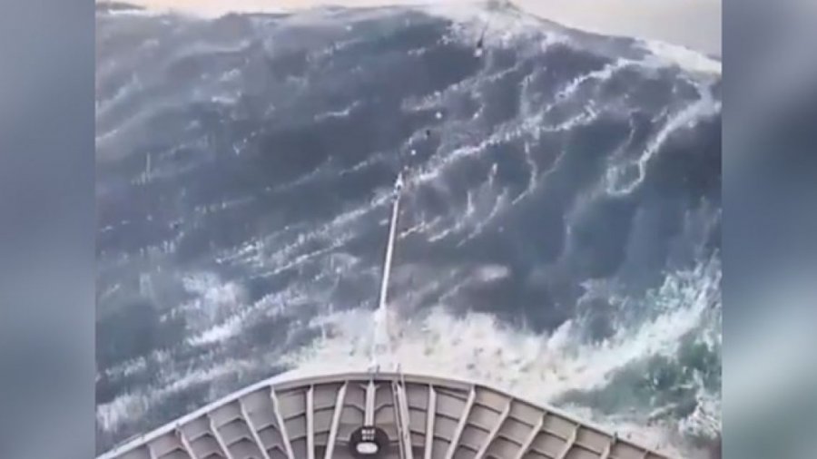 VIDEO/ Anija me 396 persona në bord përplaset nga një valë e madhe, thyhen xhamat