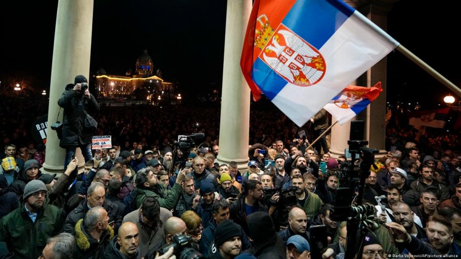 Protestat masive në Serbi/ Vuçiç nis raprezaljen: Arrestohen 35 persona