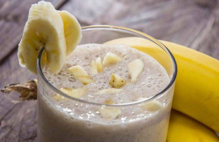 A duhet të pini qumësht me banane në mëngjes?