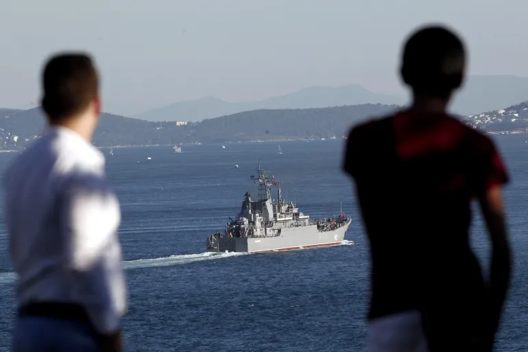 Rusia konfirmon dëmtimin e anijes luftarake në Detin e Zi