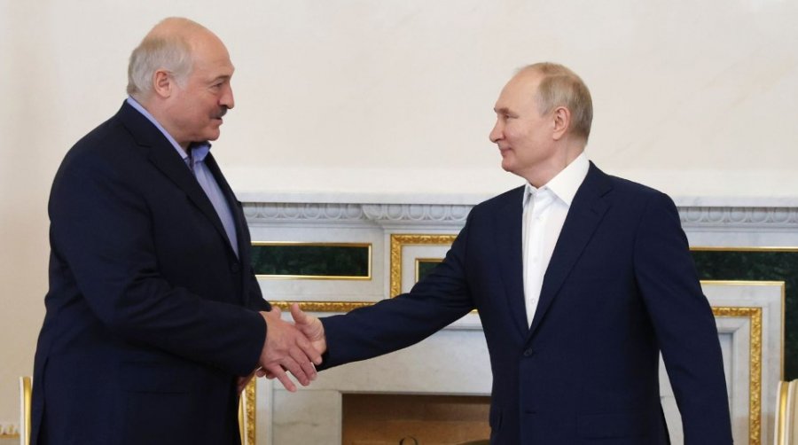 Lukashenko: Rusia përfundoi dërgesat e armëve bërthamore në Bjellorusi