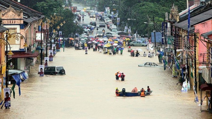 Përmbytjet zhvendosin mijëra njerëz në Malajzi, Tajlandë dhe Australi