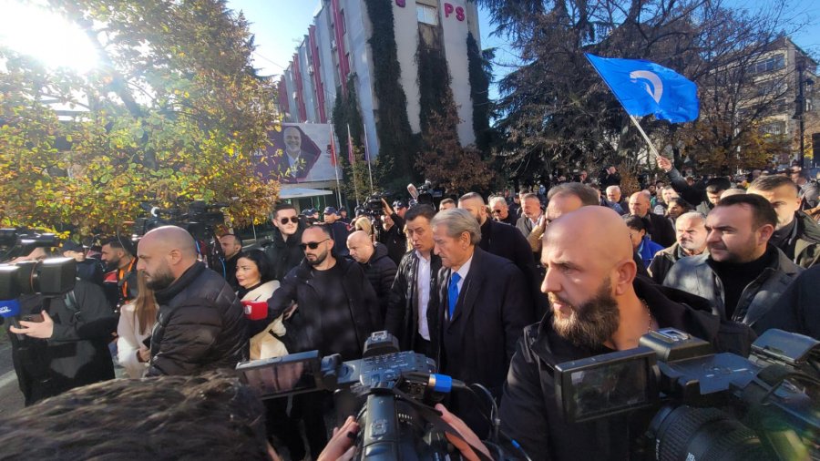 FOTOLAJM/ PD marshon edhe para selisë së PS/ Berisha: Rama zhduket kur protestohet