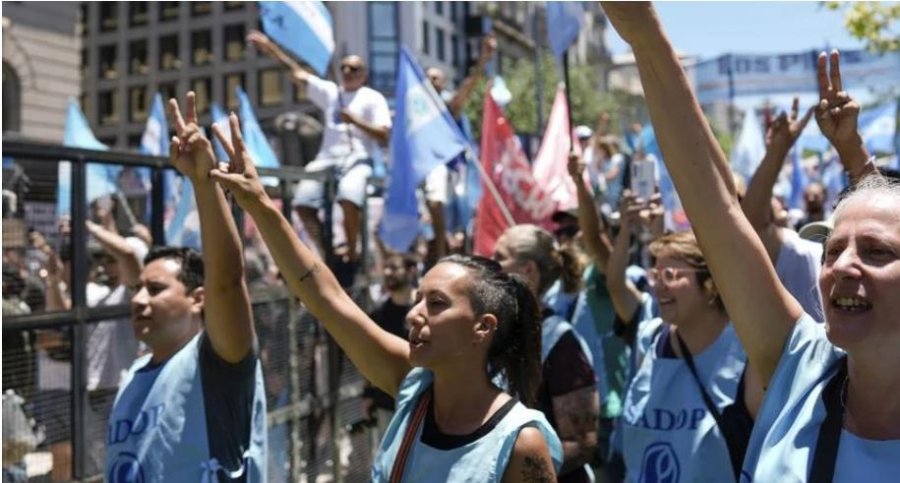 Protesta kundër masave ekonomike, mijëra marshojnë në Argjentinë