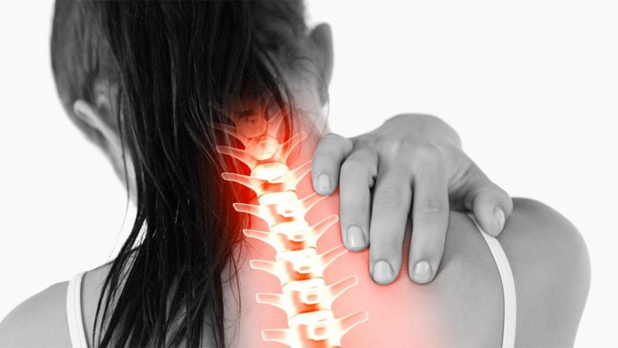 Trajtimet natyrale kundër dhimbjeve të qafës dhe shtyllës kurrizore, si t’i kuroni në kushte shtëpie