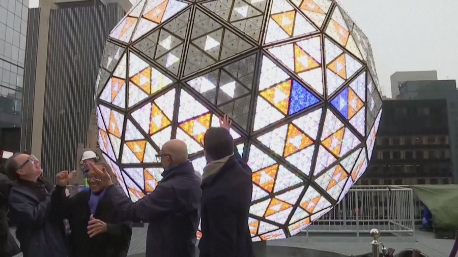 'Qindra papijone', zbulohet topi i Vitit të Ri në Times Square
