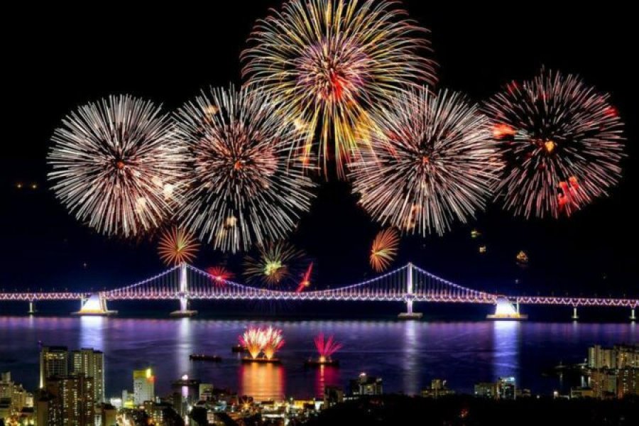 Viti i Ri mbërrin në Azi, Japonia dhe Koreja mirëpresin 2024-ën me shfaqje fishekzjarresh