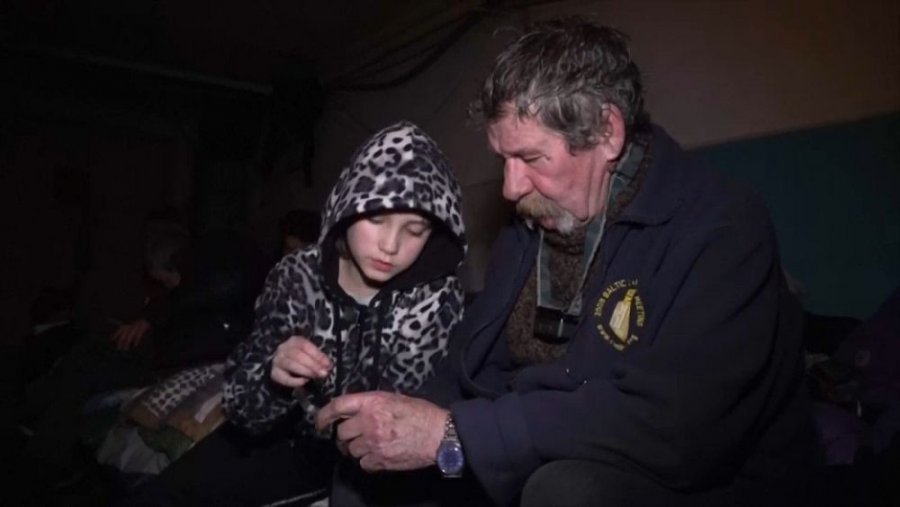 Granatimet e vazhdueshme ruse i detyrojnë banorët e Bakhmutit të futen në bodrume
