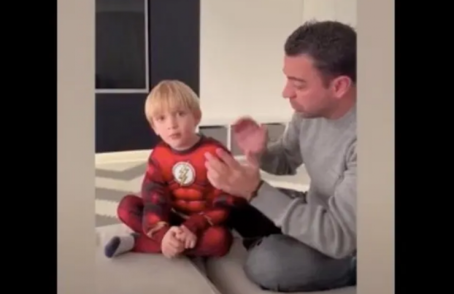 VIDEO/ Dashuria për Barcelonën rrjedh në venat e tyre, shikoni se si Xavi dhe djali i tij këndojnë himnin e ekipit