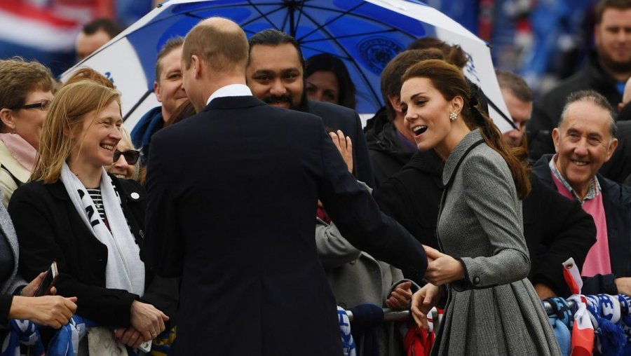 VIDEO/ Reagimi i Kate Middleton kur iu kërkua të bënte një 'selfie' po bën xhiron e botës