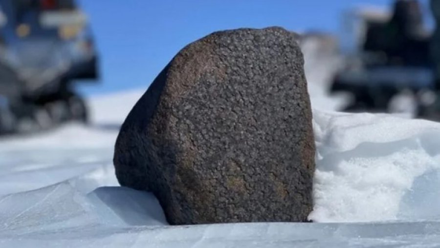 Shkencëtarët në Antarktidë gjejnë një meteor me peshë shtatë kilogramë