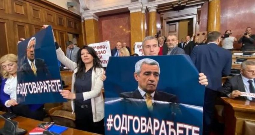 'E ke dorëzuar Kosovën', opozita me parulla kundër Vuçiqit në Kuvendin e Serbisë