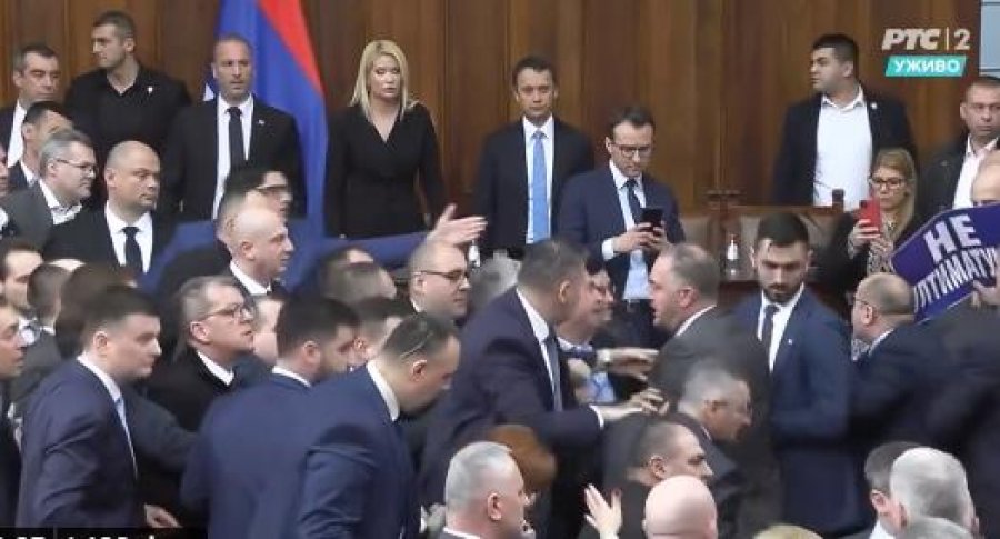 Kaos në Kuvendin e Serbisë, opozita akuza Vuçiç: Tradhti, e ke dorëzuar Kosovën