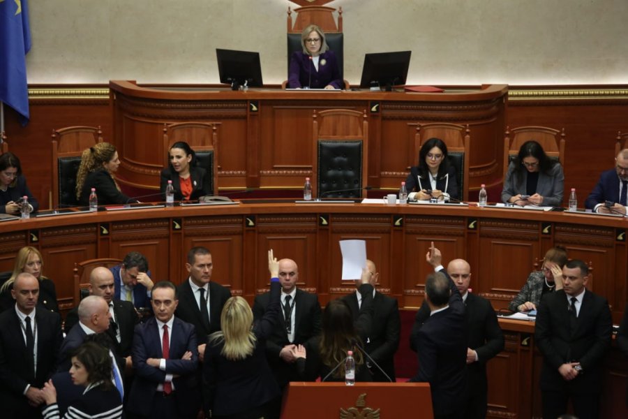 'Përjashtimi i paligjshëm i Berishës'/ Opozita bllokon foltoren e Kuvendit