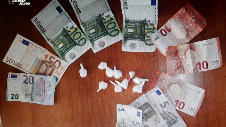 Në ‘arrest shtëpie’, por shqiptari kapet mat me ‘të bardhë’ në tavolinë