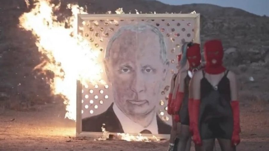 VIDEO/ Grupi muzikor 'Pussy Riot' djeg portretin e Vladimir Putin