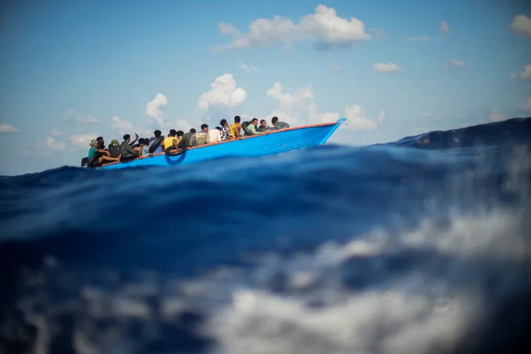 Tragjedi në Mesdhe, 8 refugjatë humbin jetën nga përmbytja e anijes