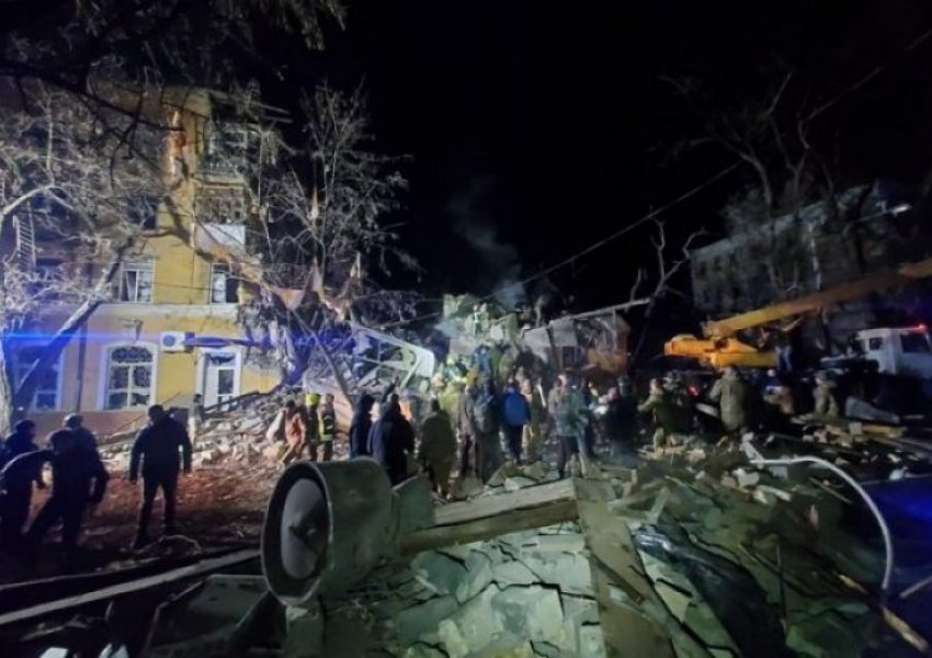 Raketa ruse shkatërron një ndërtesë banimi në Ukrainë, 3 të vdekur