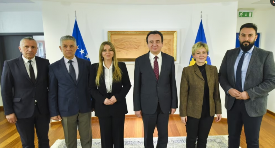 Propozimi i BE/ Kurti diskuton me përfaqësuesit e shqiptarëve dhe boshnjakëve në Serbi