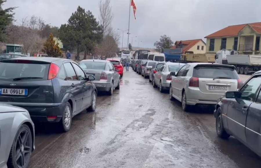 Qindra automjete të bllokuara prej orësh, rikthehet sistemi në doganën e Qafë Thanës